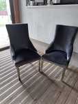 Vând set de 2 scaune elegante cu picioare metalice și detalii de lux