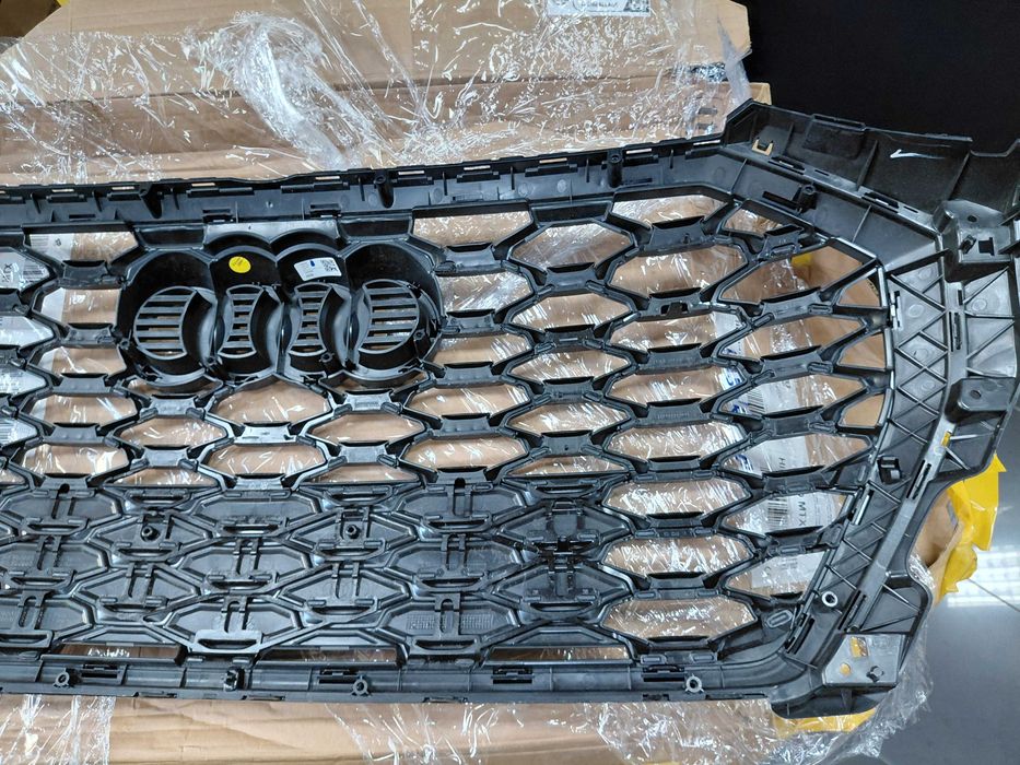 83F853651B Нова S Line решетка Audi Q3 83F 2018-