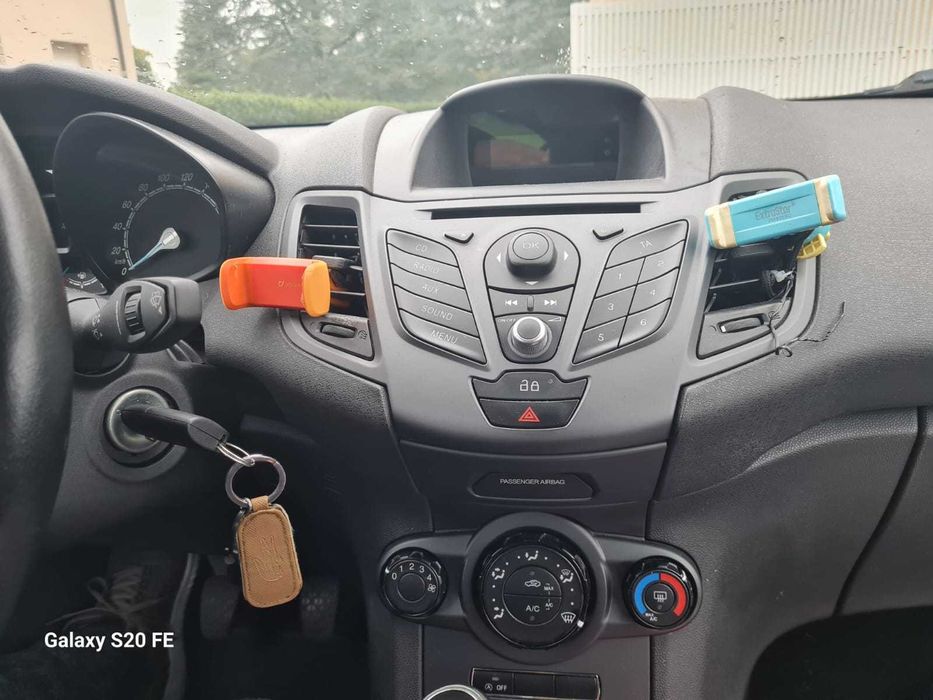 Vand masina Ford fiesta .