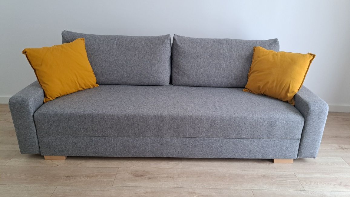 Canapea Ikea extensibila și cu spații de depozitare