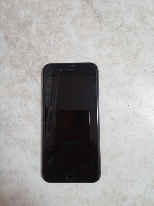 Продам айфон 8. .