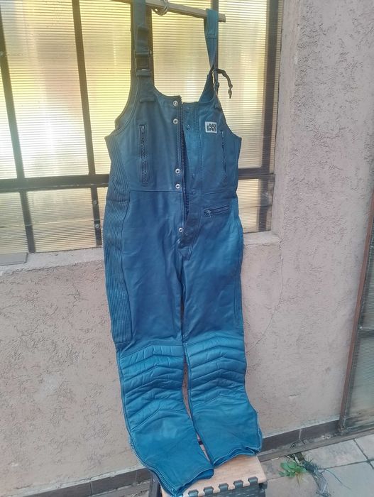 Vând pantalon moto((piele)