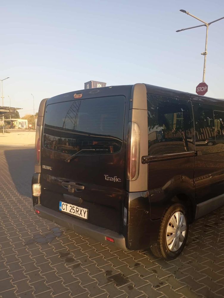 Vând sau schimb renault trafic 8+1