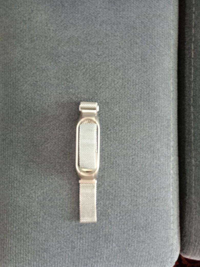 Продам браслет металл.новый в подарок  браслет Mi Smart Band цена-1500