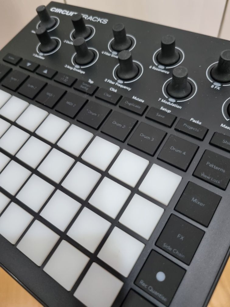 Синтезатор новый Novation Circuit Tracks