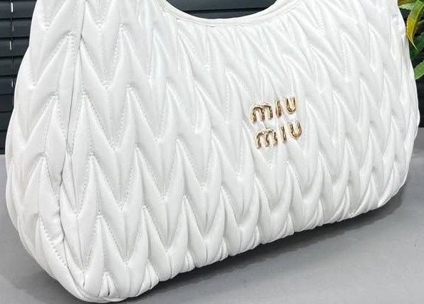 Geanta damă alb imaculat  Miu Miu,logo metalic auriu, curea detasabila