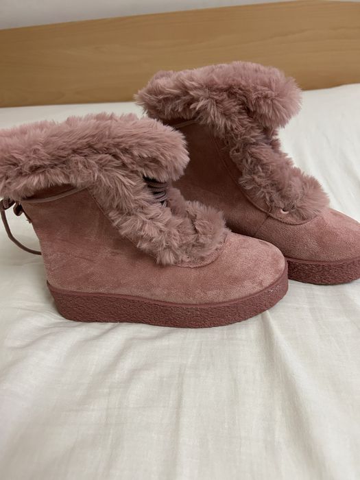 Розови боти с пухчета