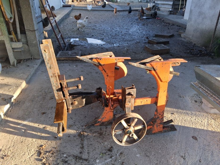 Vând plug reversibil italian