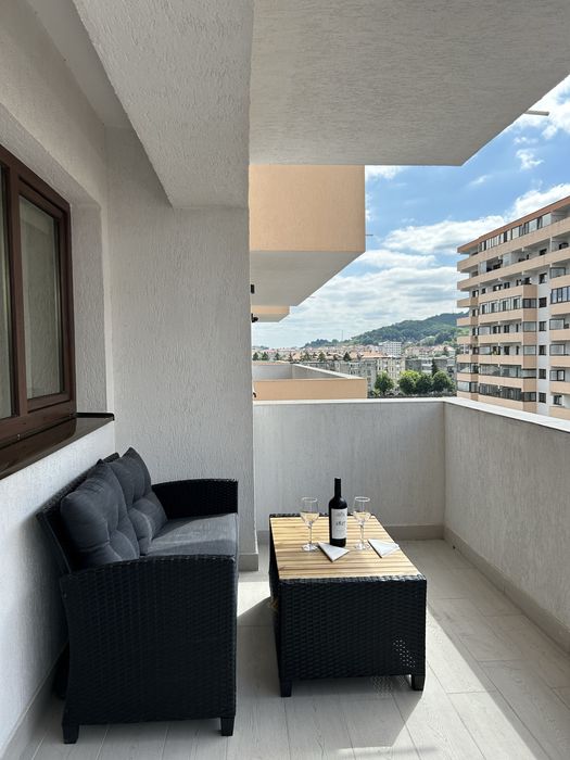 Inchiriez apt. 2 camere in regim hotelier , ultracentral , bloc nou