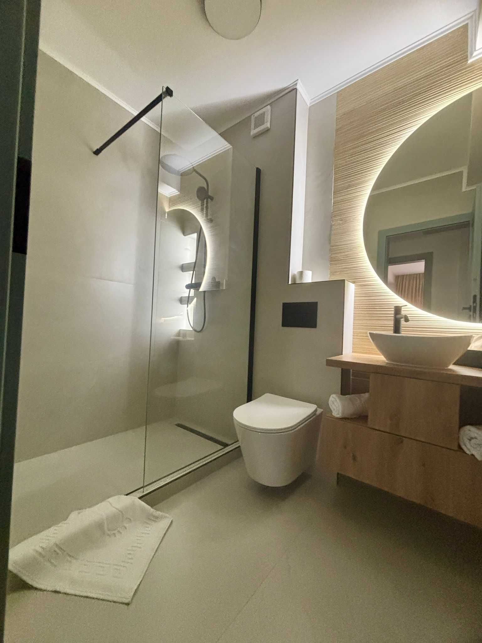 Apartament regim hotelier de lux,nou,  2 camere decomandat, parcare