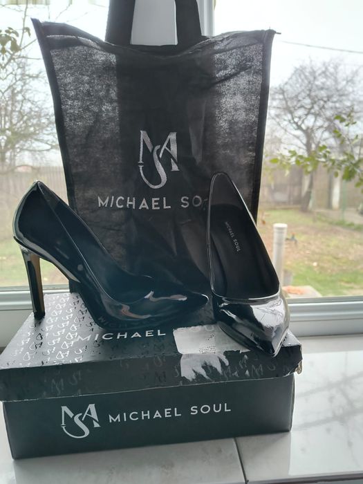 Pantofi Stiletto negri firma Michael Souls, Amazon