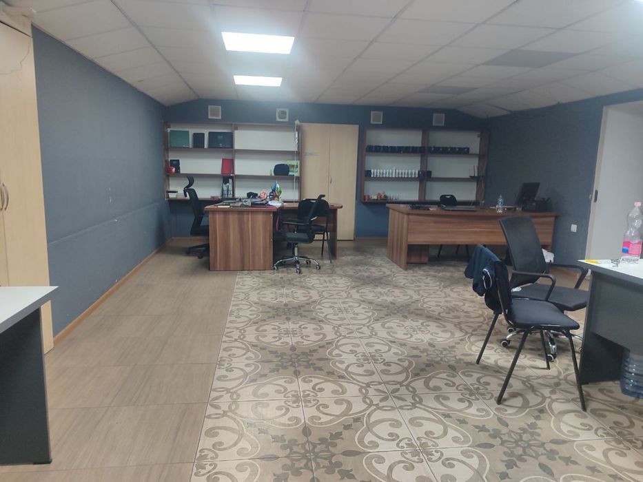 Офис с мебелью на текстильном