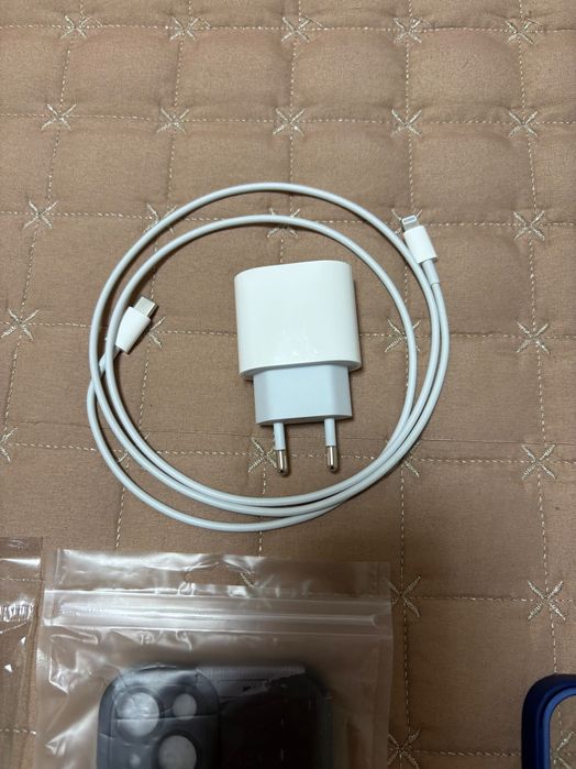 Продавам IPhone 13