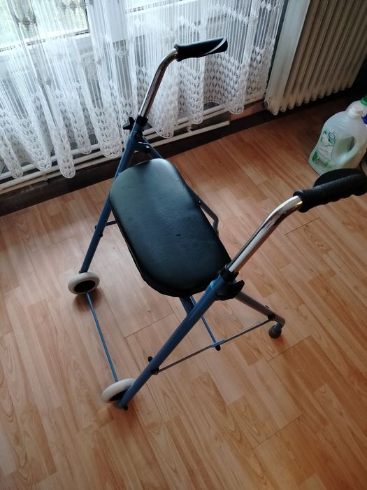 Cadru pliabil cu roți și loc de șezut