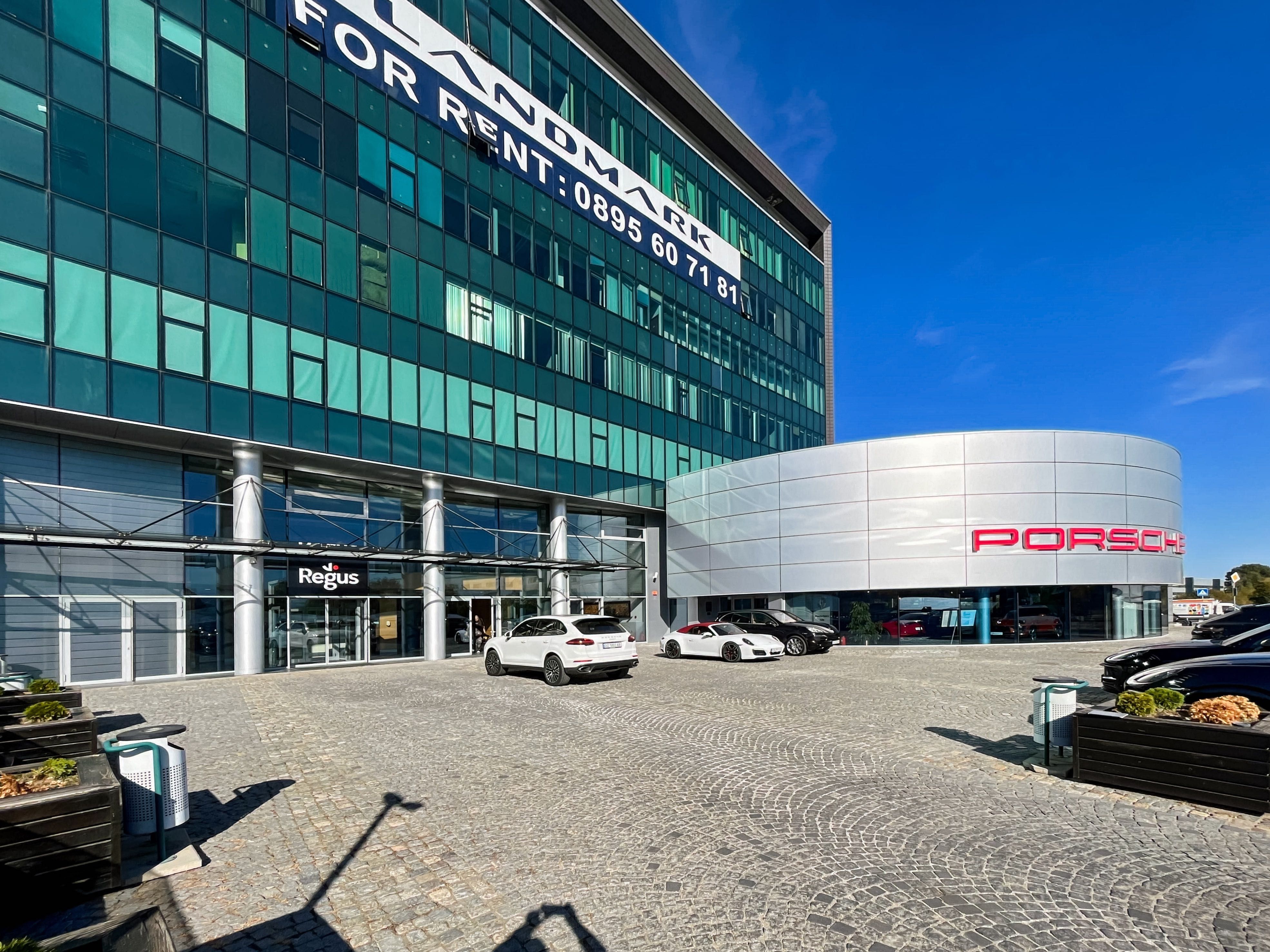 Самостоятелно офис пространство за 3-4 души в Regus Porsche Center