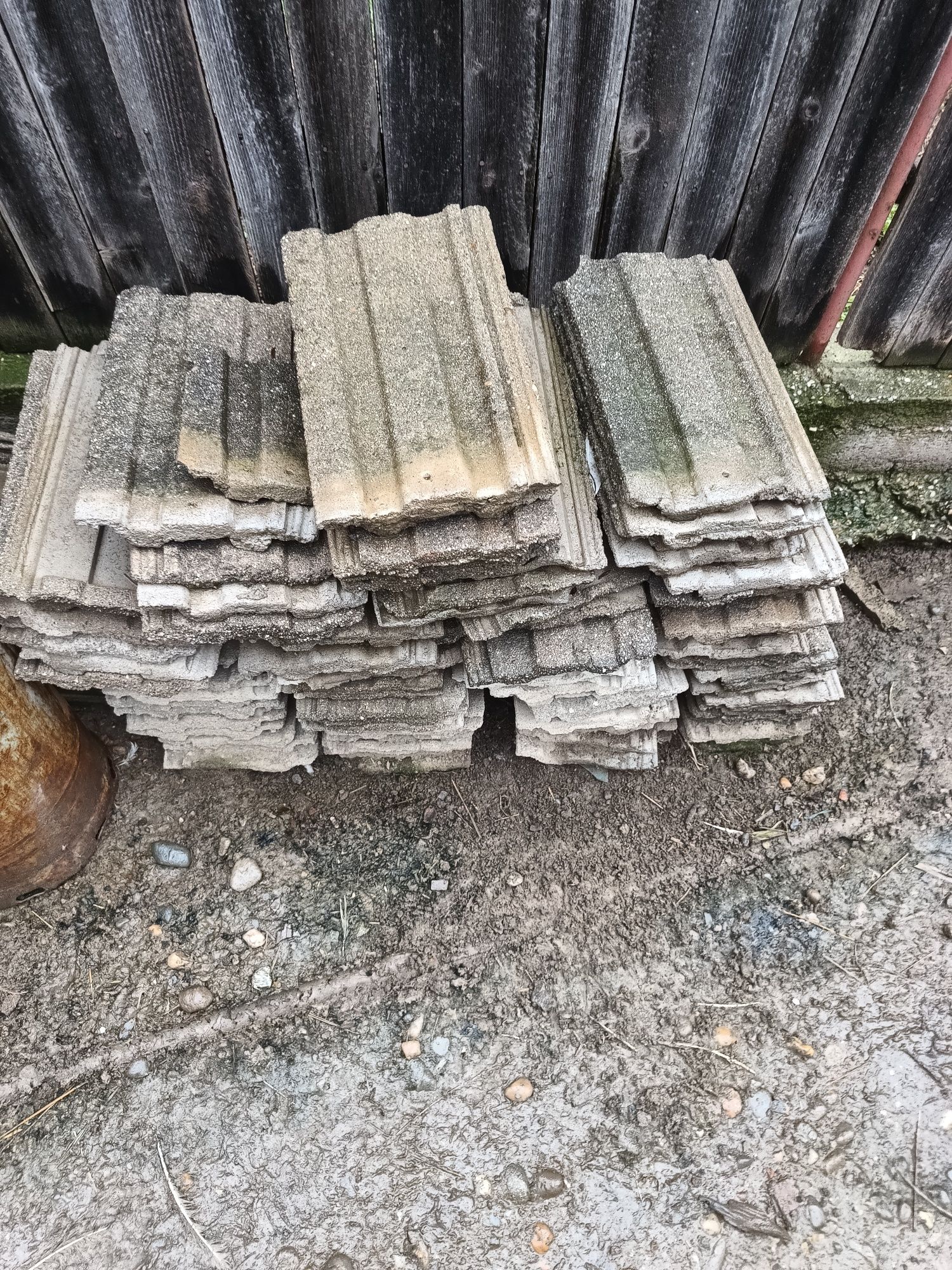 Vând țiglă betonata veche