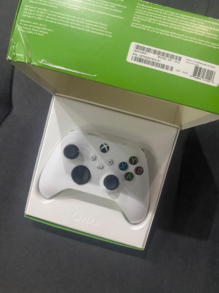 Геймпад xbox с коробкой и 2 чехлами