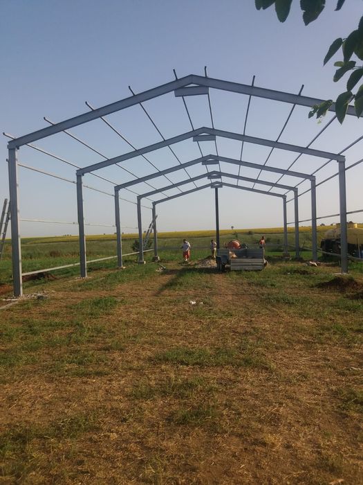 Vand hala din metal 20x12 x4 la 5800 de euro se poate si inveli