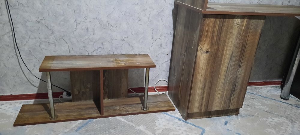 Маникюрный стол + полка