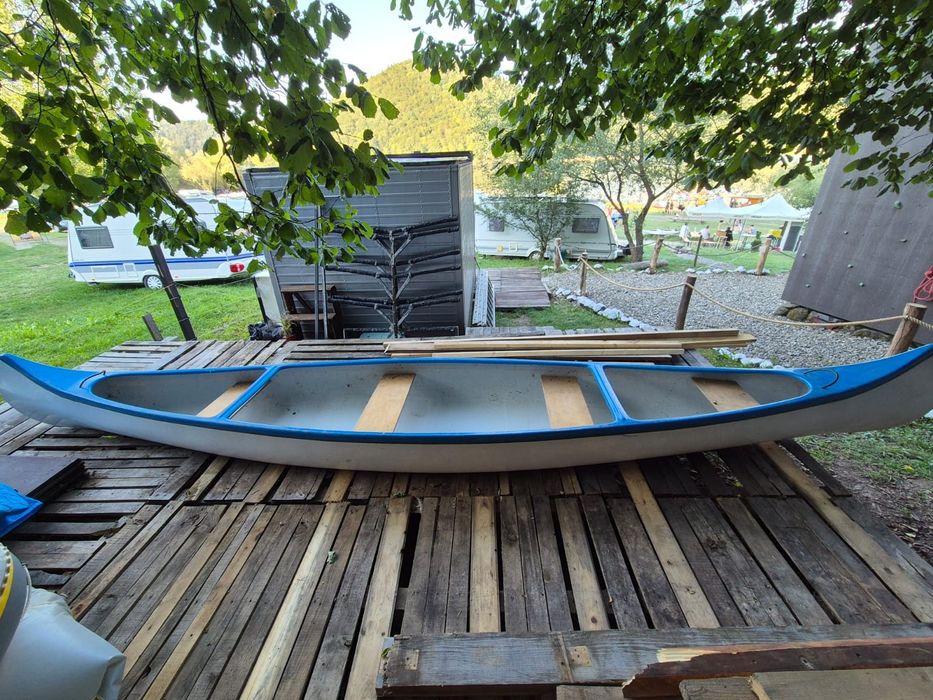 Canoe stabilă și ușor de manevrat – ideală pentru excursii în natură