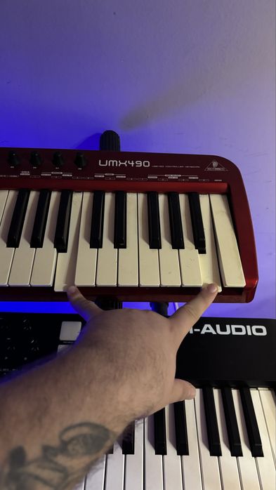 MIDI-клавиатура Behringer U-Control UMX490