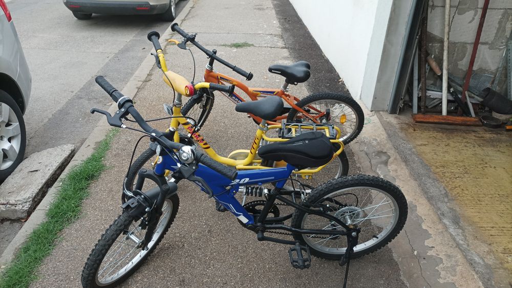 De vânzare trei biciclete
