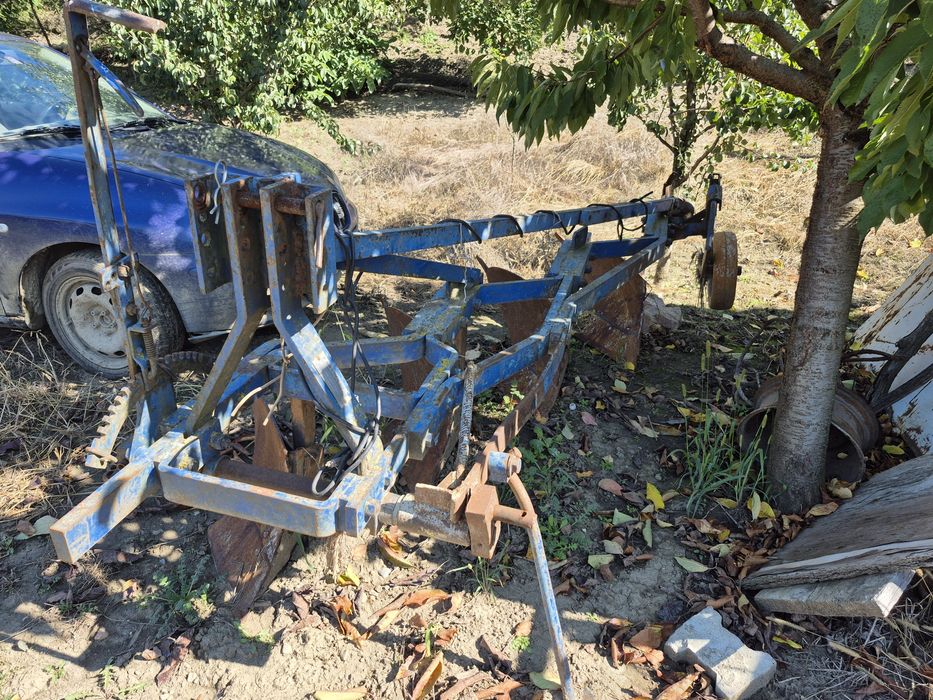 Vând plug cu 4 trupite