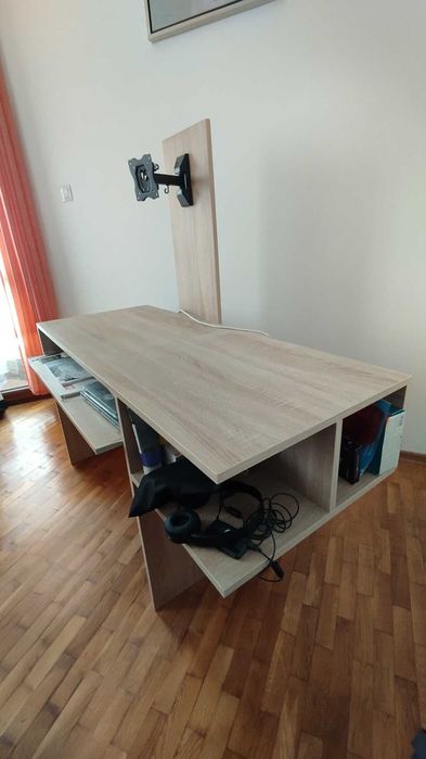 Бюро - работно за компютър с универсална стойка за монитор