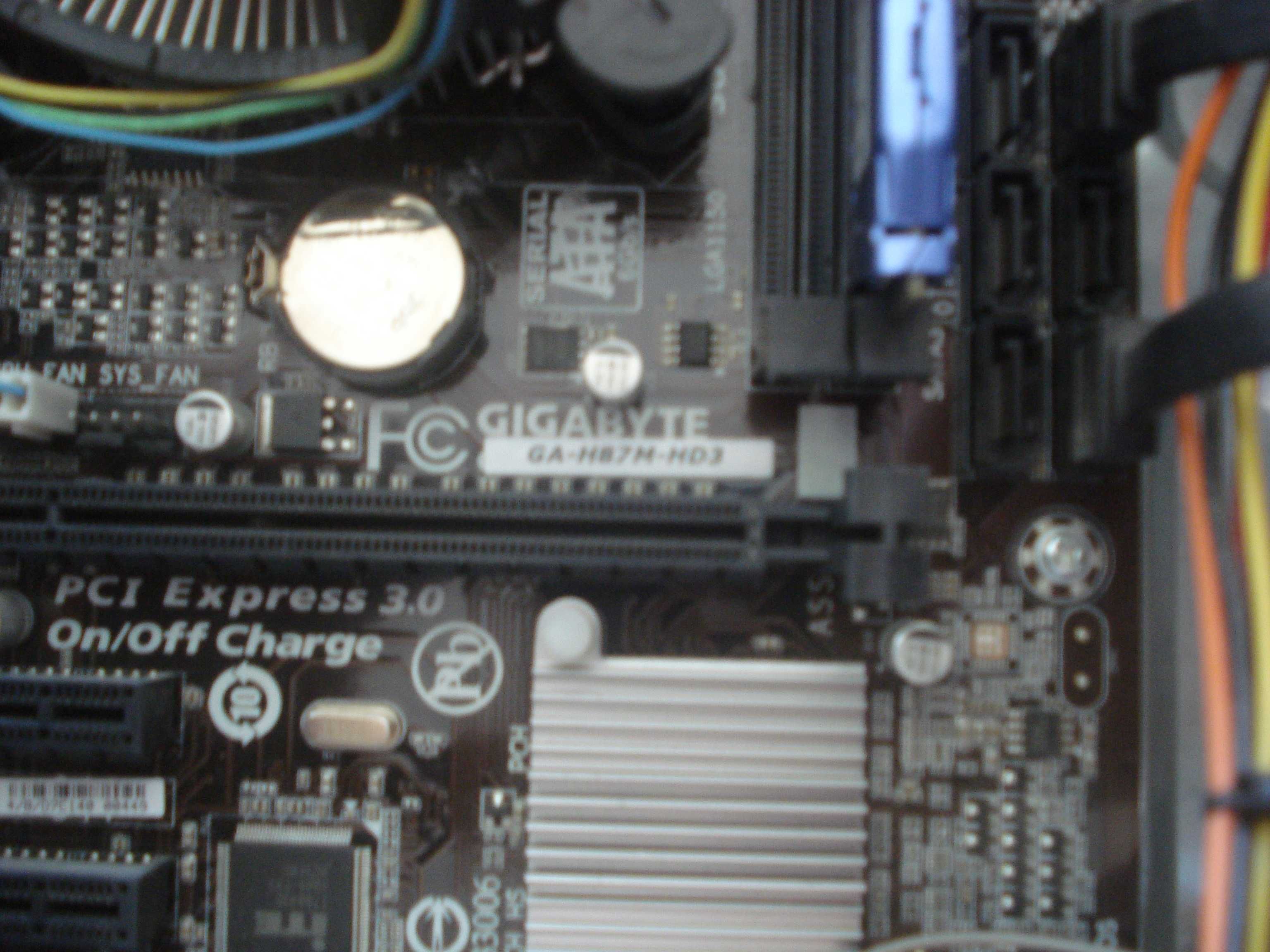Продавам работещ компютър с процесор Intel Core-i3