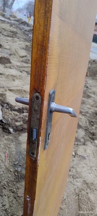 Ușa din lemn de vanzare