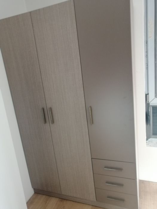 Продавам триклирен гардероб.