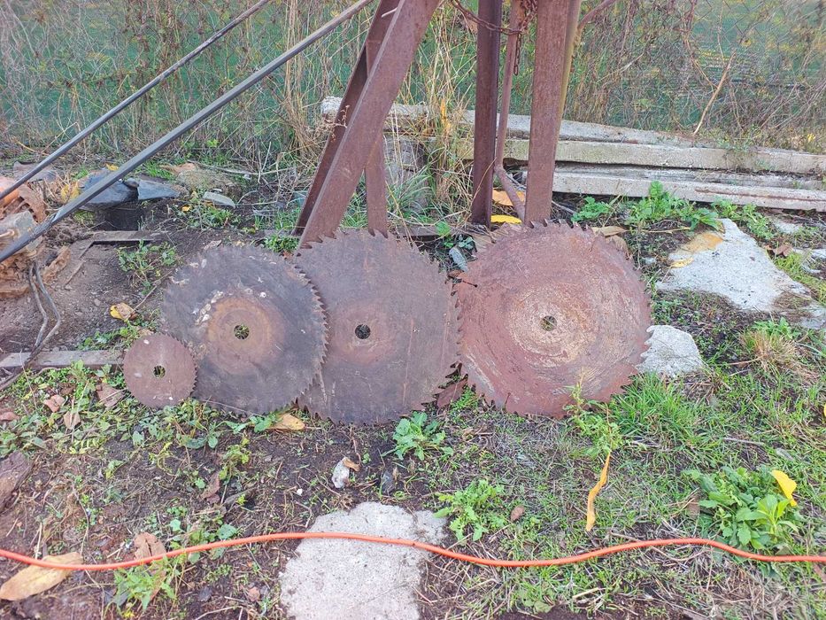 Продавам монофазен циркуляр тип люлка