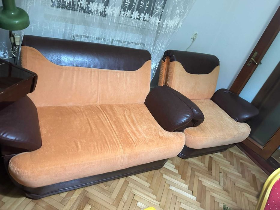 Vand canapea  de doua persoane cu lada si extensibila