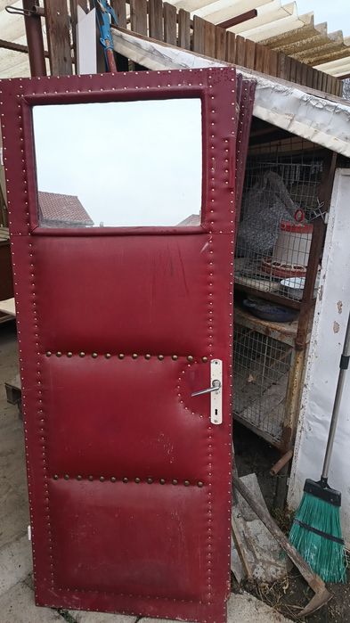 Vând 5 uși tapițate căptușite 50 lei toate !!!fără toc