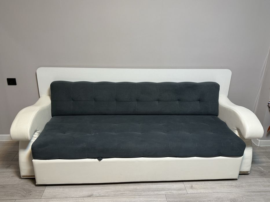 Продаётся диван 3 в 1 ,  1-диван , 2-кровать , 3-стол.