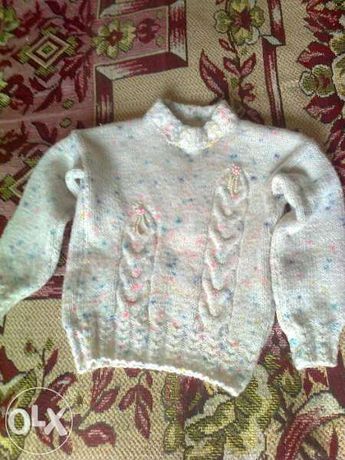 Няколко детски блузи ръчно плетиво с апликации