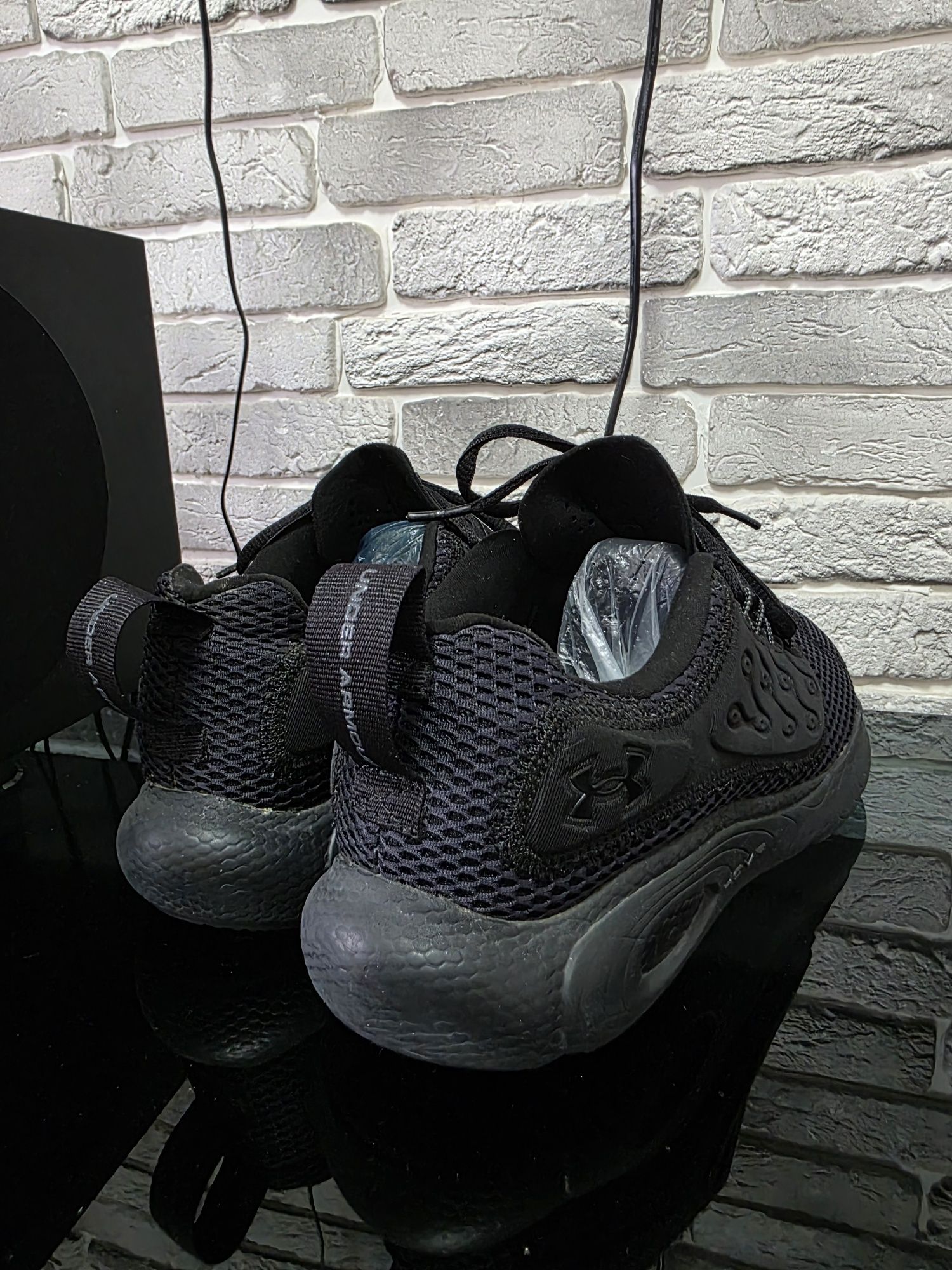 Оригинальные кроссы Under Armour