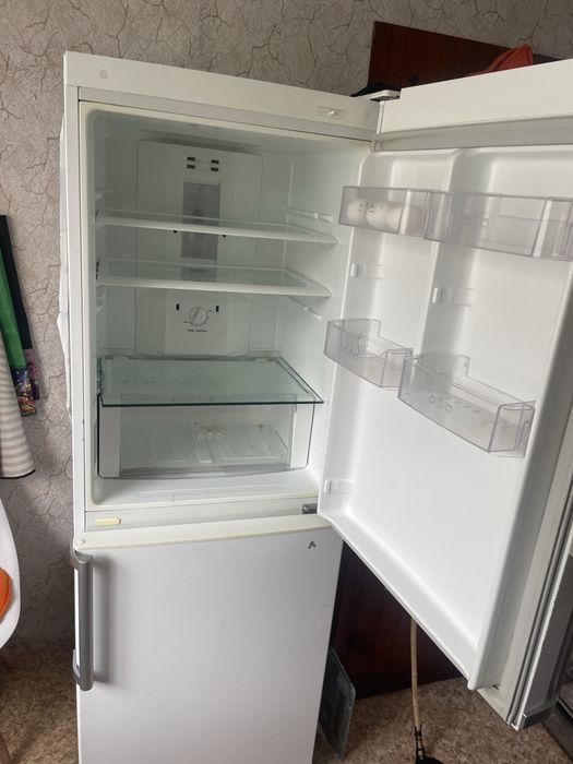 Холодильник ! Работает но не морозит !!!