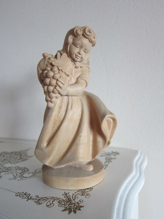 cadou rar Fetita harnica cu struguri handmade lemn 1970 Tirol Alpi