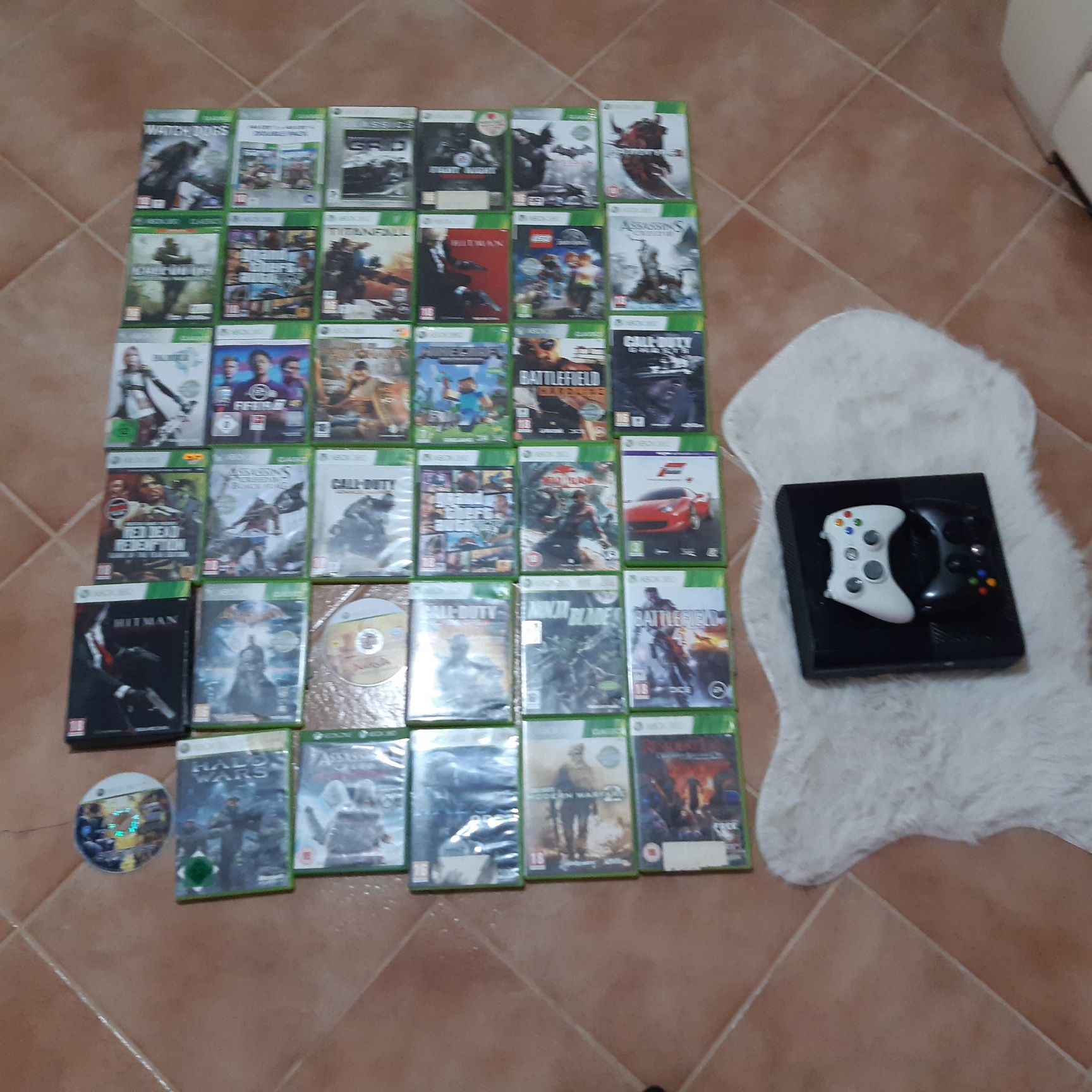 Xbox 360 însoțit de 2 controlere,  36 de  sidiuri și de cablul de alim