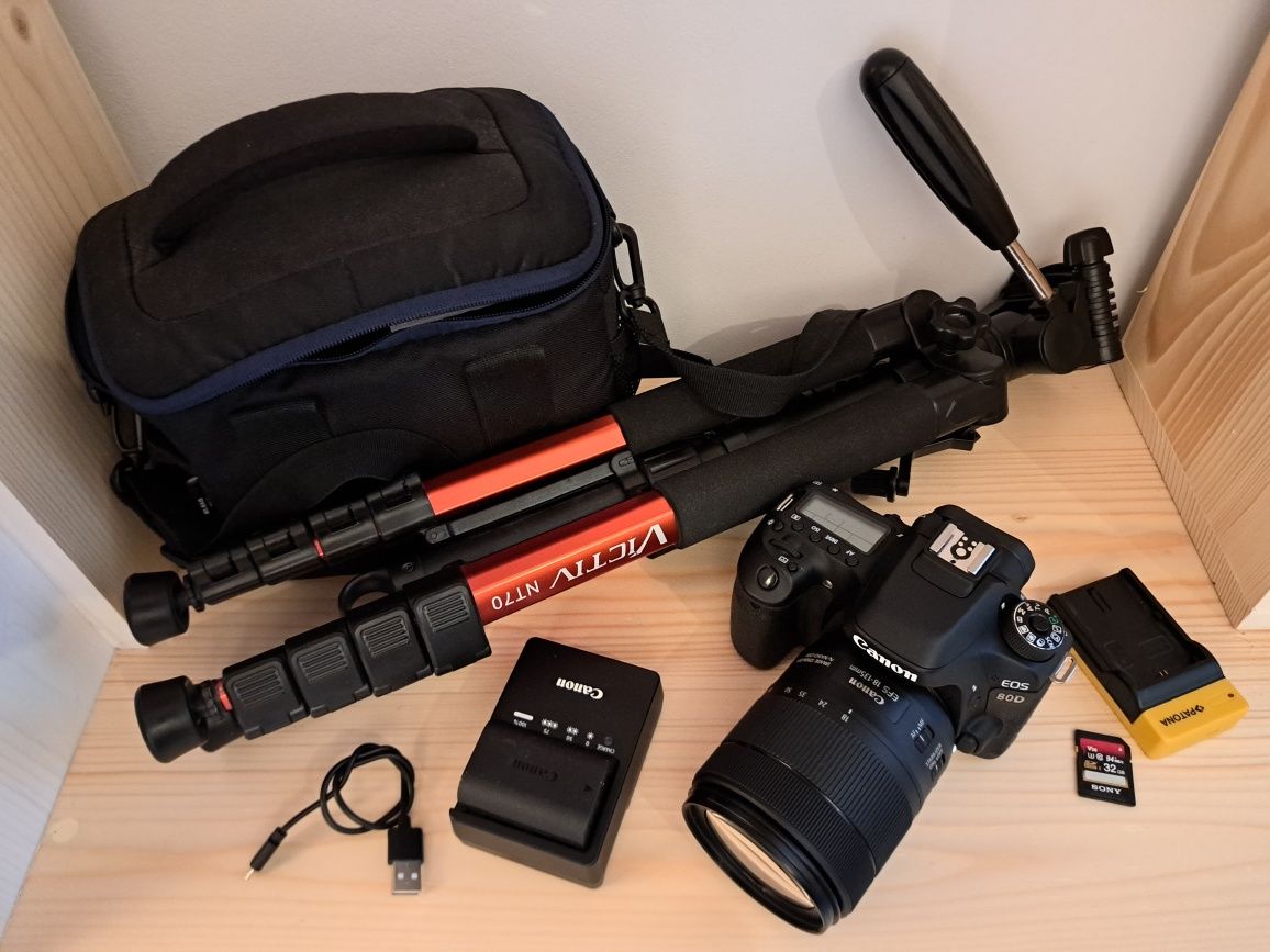 Canon 80D Nefolosit (6000 cadre) + Trepied + Geantă
