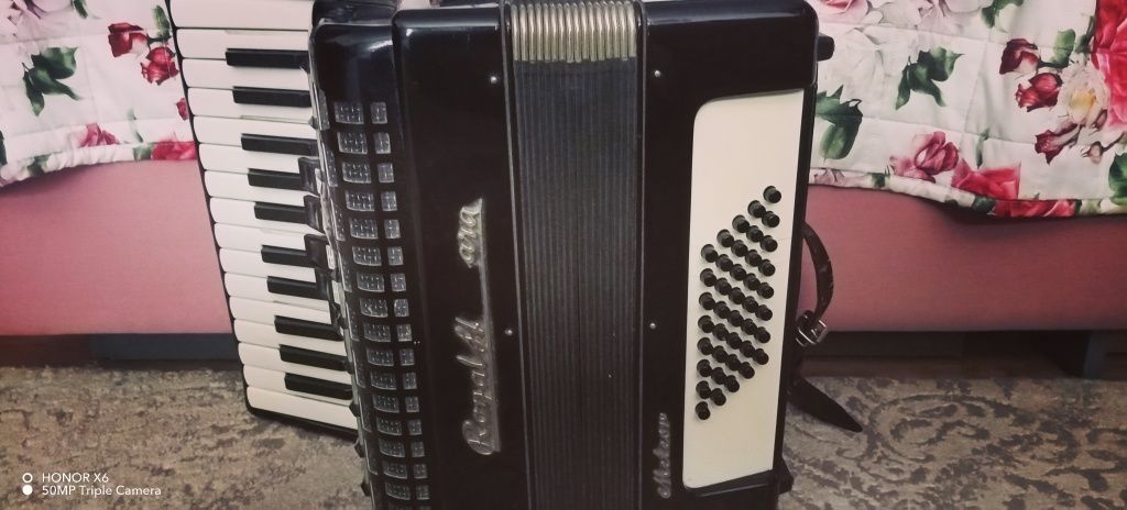 Vând acordeon royal 40 bași