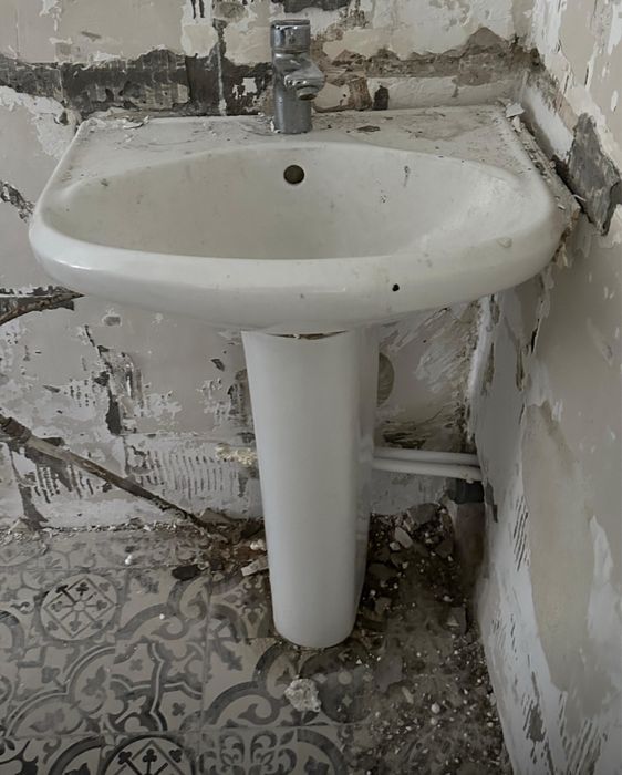 Умывальник на педестале продам