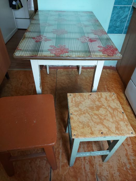 Стол и 2 табуретки