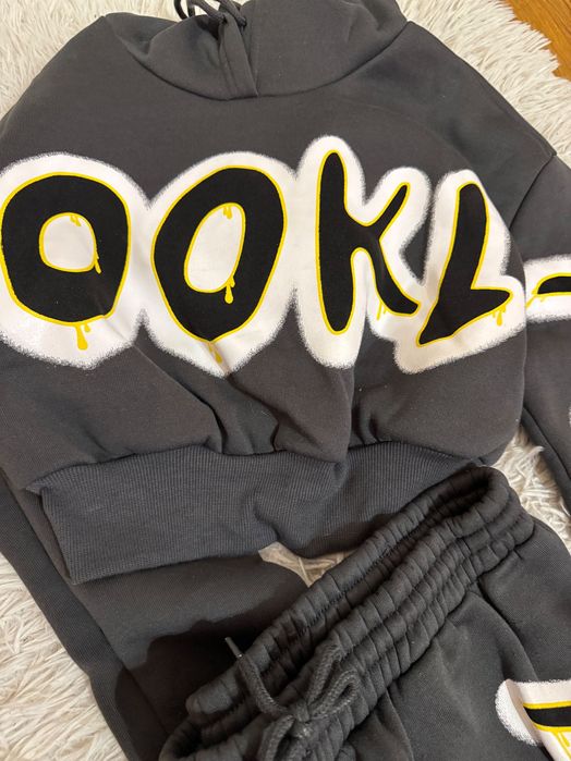 Тъмно сив анцуг с интересен дизайн