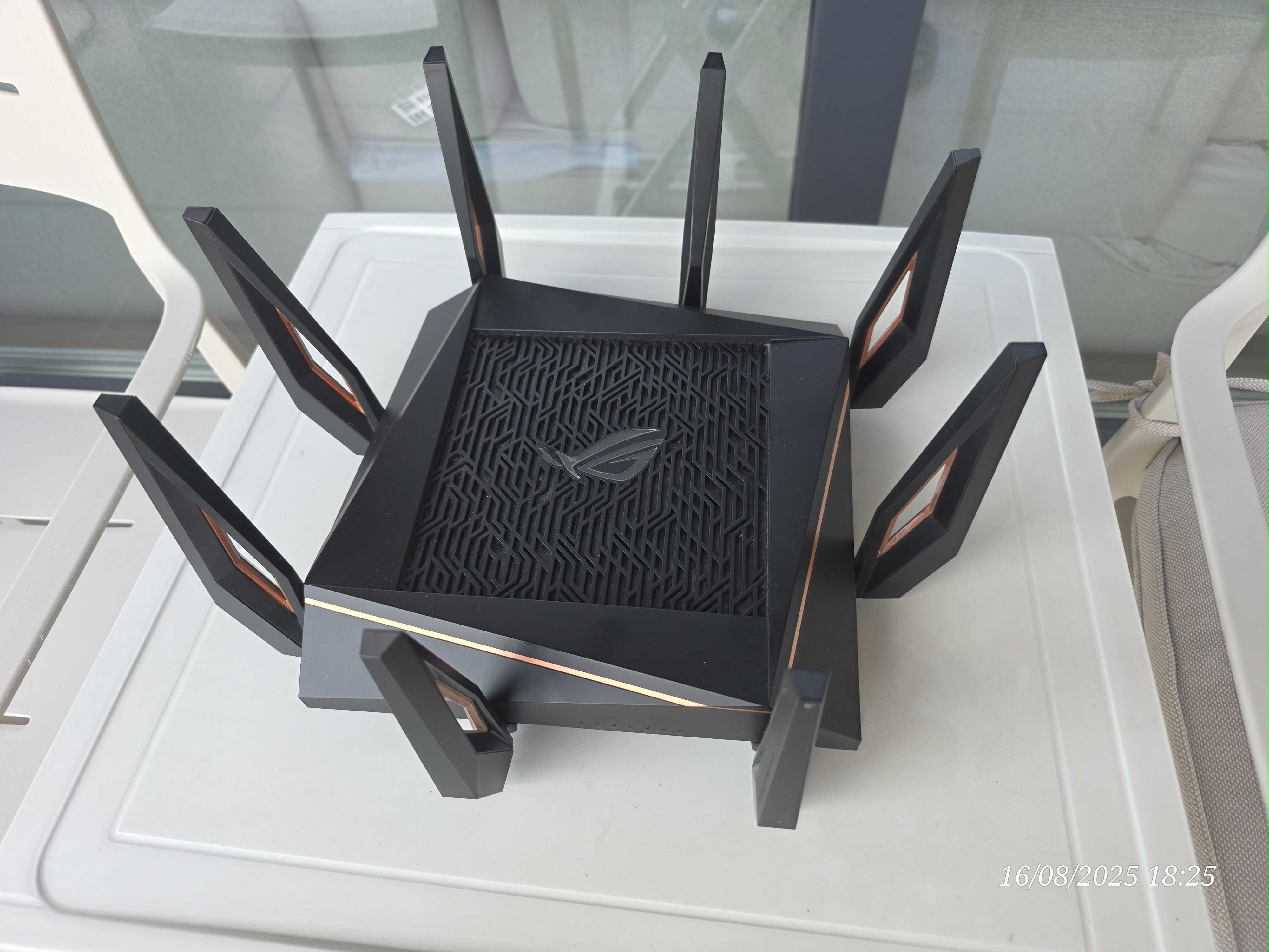 Продавам геймърски трибандов Wifi 6 рутер ASUS ROG Rapture GT-AX11000