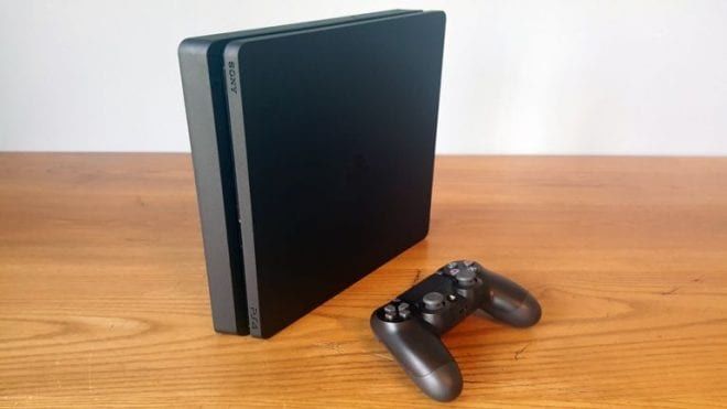 Продам PS4 slim в хорошем состаяние с играми