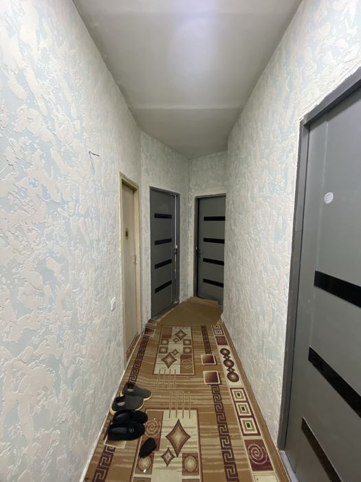 G’afur G’ulom metrosi oldida bollarga