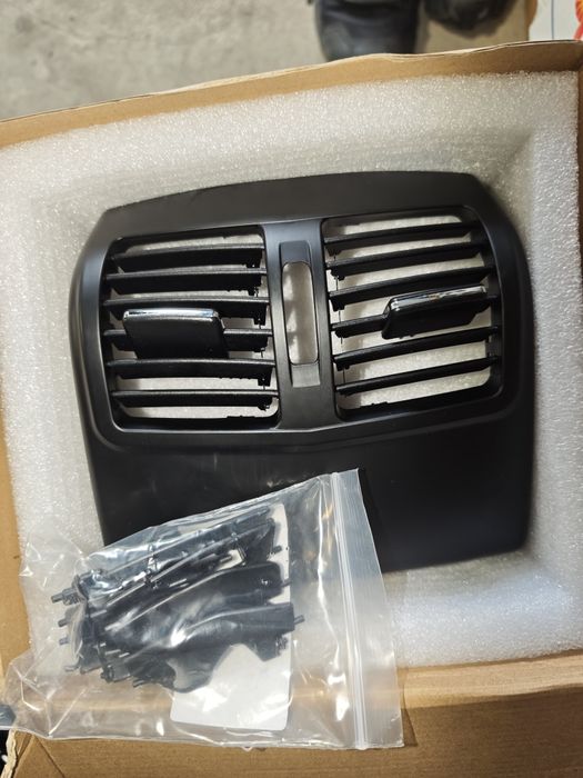 Централен заден панел за въздуховоди – Mercedes W212 (2009-2016)