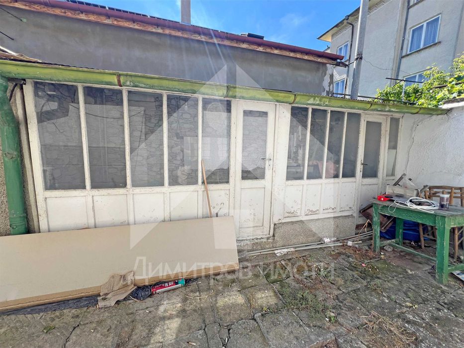 Продава самостоятелна, еднофамилна къща с двор и кладенец- Нови пазар.